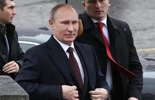 谁能想到73岁的俄罗斯总统普京，一份体检报告让全网都炸了，11月19日普京在参观