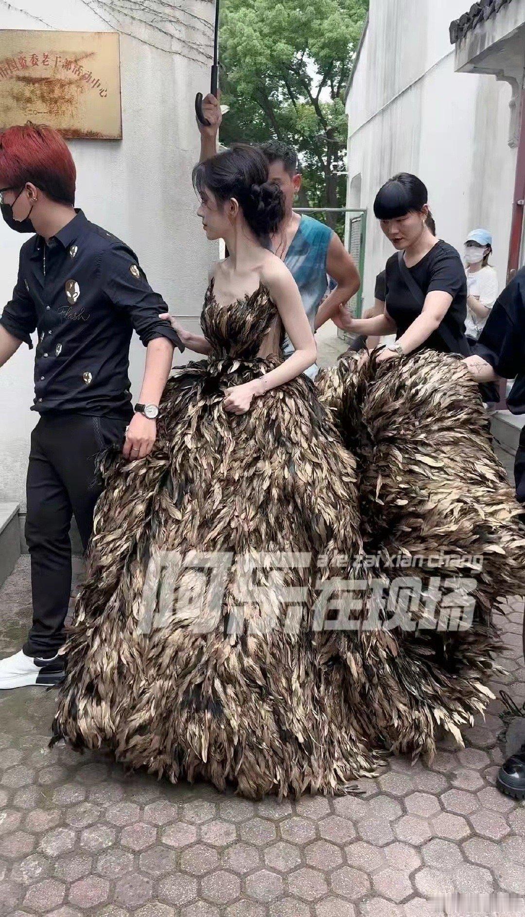 鞠婧祎的这套衣服，属实无法理解… ​​​