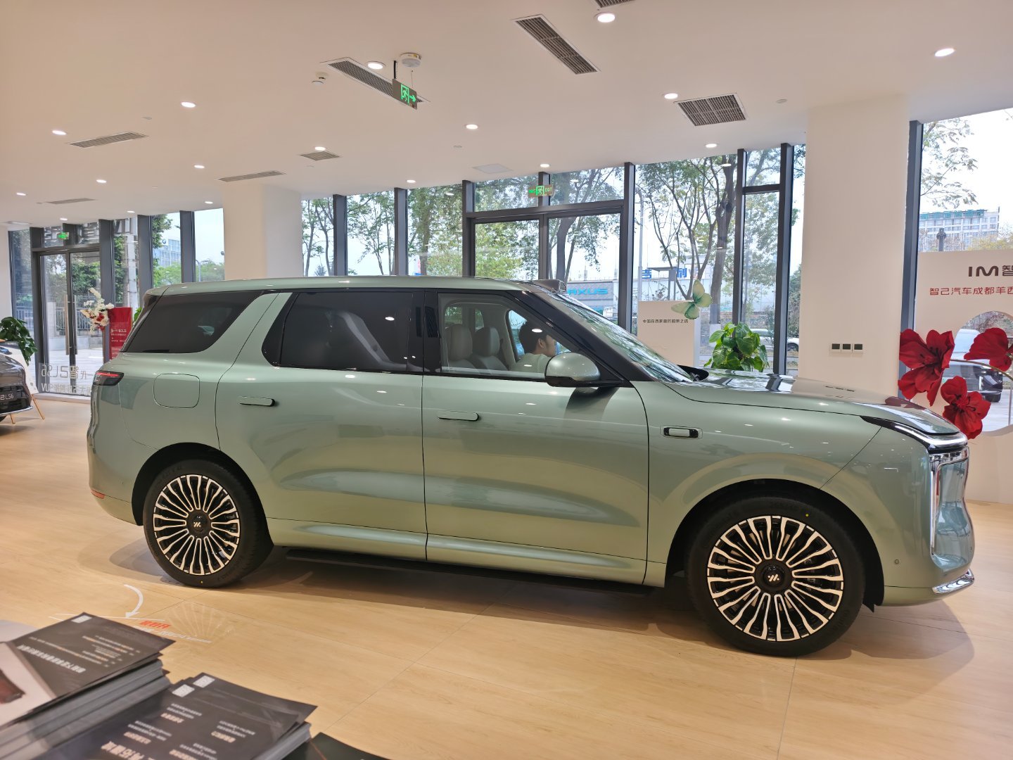 智己LS8看过了，这价位来说挺好的了，该有的都有。但后面的灯语小屏居然取消了，说