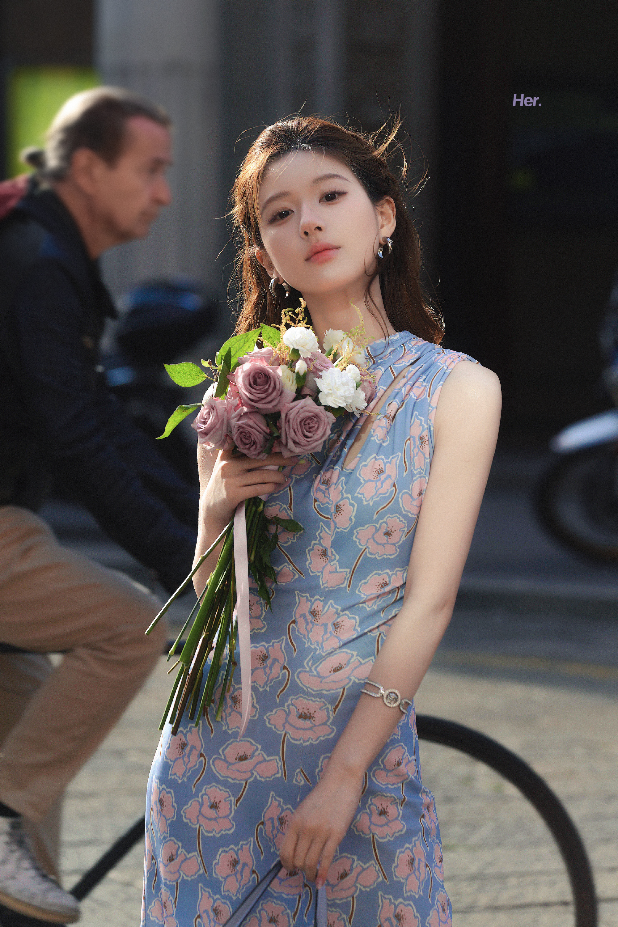 #赵露思单肩花苞裙#赵露思米兰第二套造型美鼠我了[送花花]！单肩花苞裙啊啊啊啊好