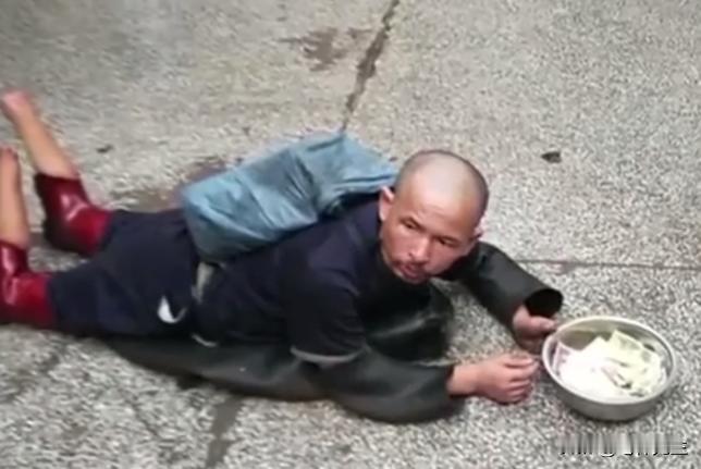 2016年，广州男子买菜时，偶遇双脚被截断的乞丐，仔细辨认下发现，这竟是失踪12
