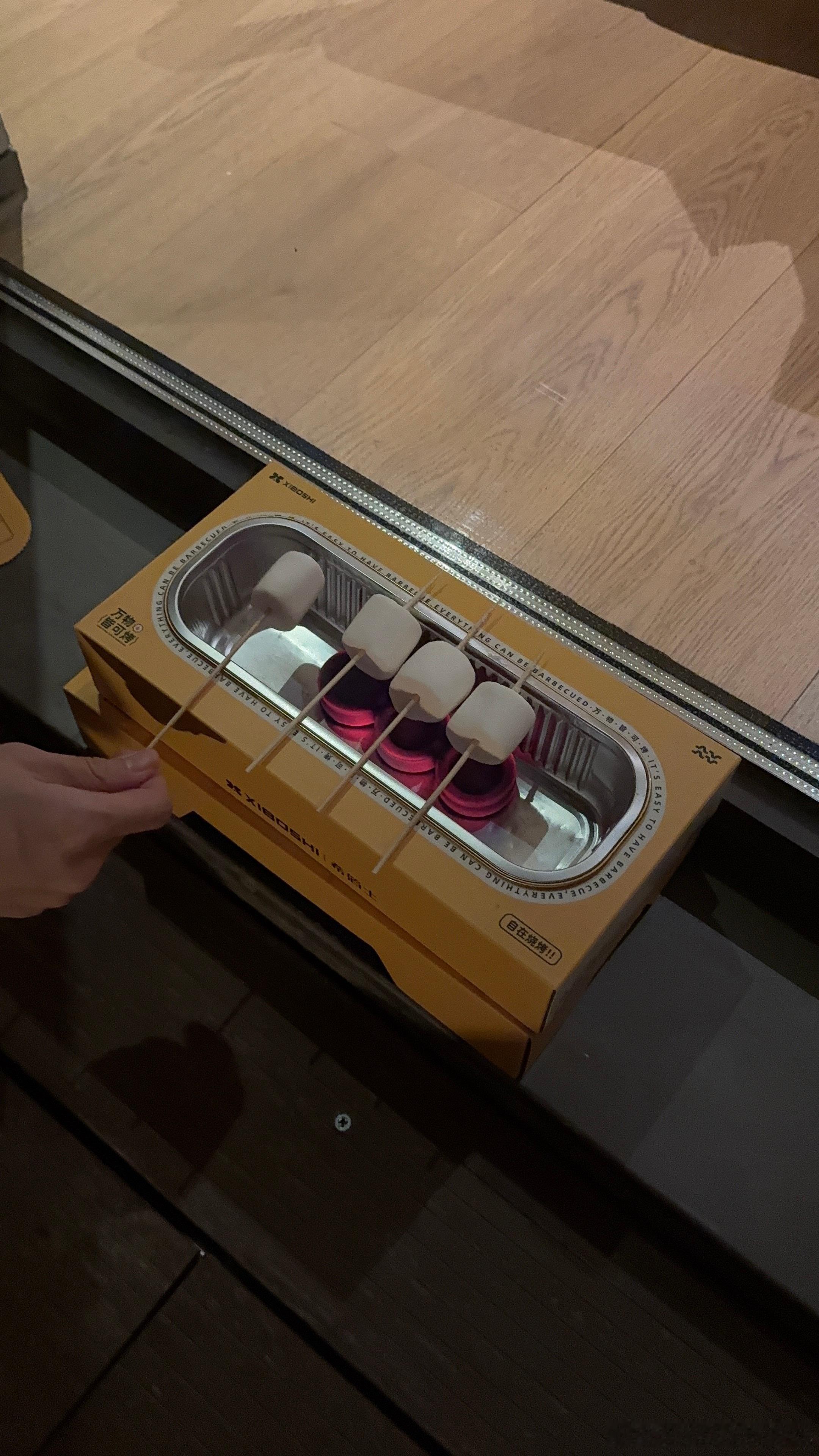 我想象中的大人生活不应该是大半夜比谁烤的棉花糖更完美！！！！！ 