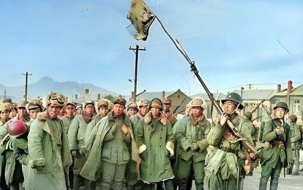 1946年，大批解放军战士被蒋军俘虏，但解放军战士显然不服气。他们的武器装备被收