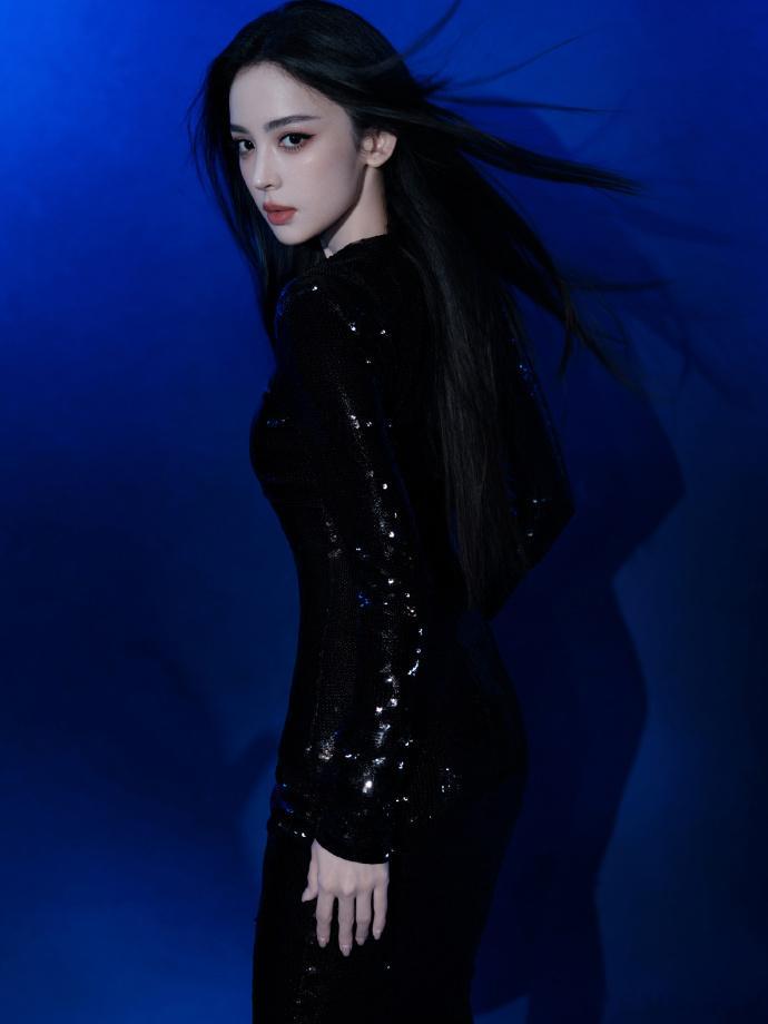 娜扎这个身材曲线 旗袍一穿，东方风骨全出来了！那柔和优美的腰臀曲线，把温婉和端庄
