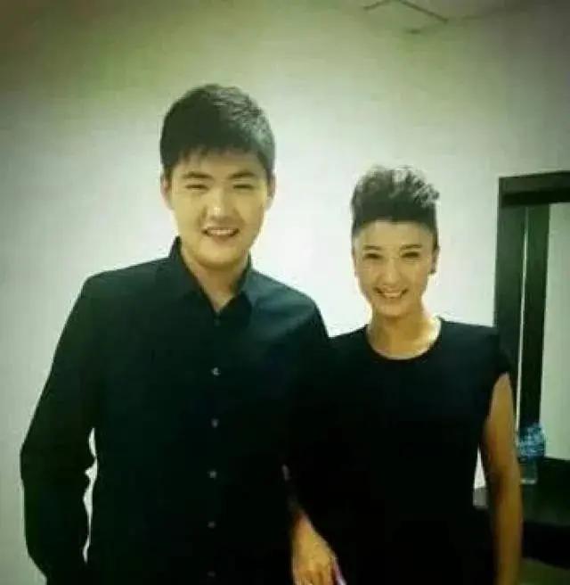 闫学晶的儿子林傲霏，中戏毕业又如何？
顶着国家一级演员母亲的光环，资源拿到手软，