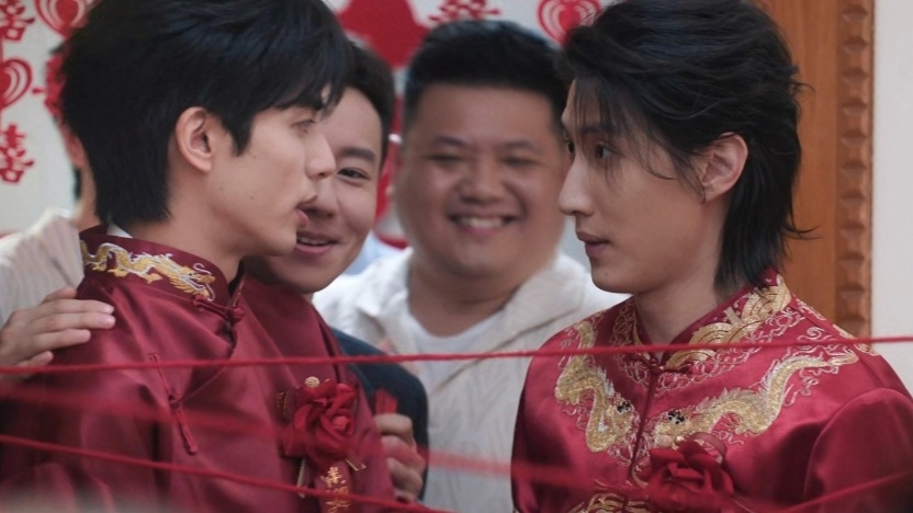 这喜服穿得以为你俩结婚呢 