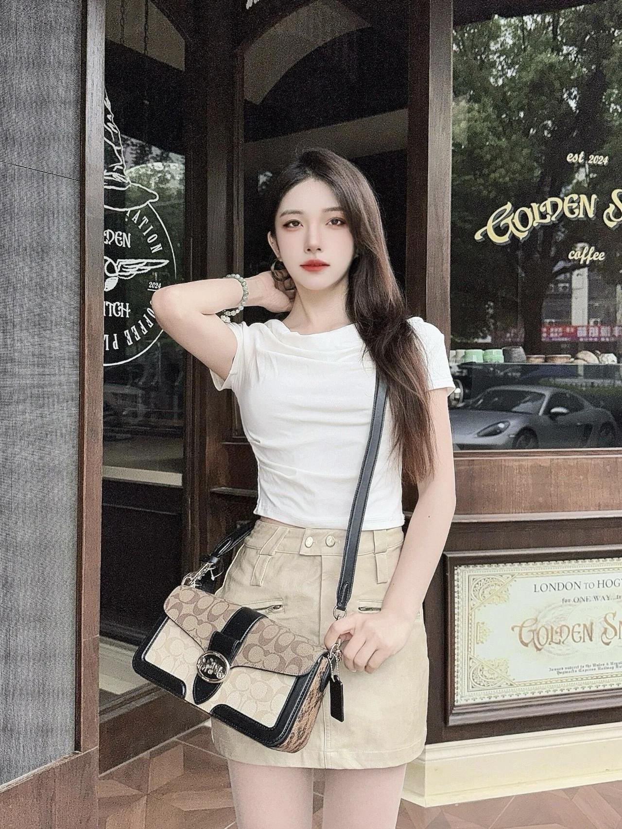 简约白T恤搭配米色短裙，手提包点缀，尽显优雅气质！