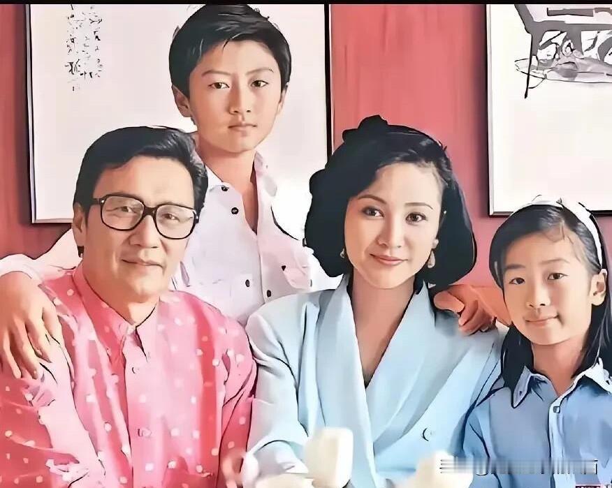 其实谢霆锋颜值还可以，就是眼睛没有遗传到狄波拉，单眼皮像谢贤，不过他小时候的模样