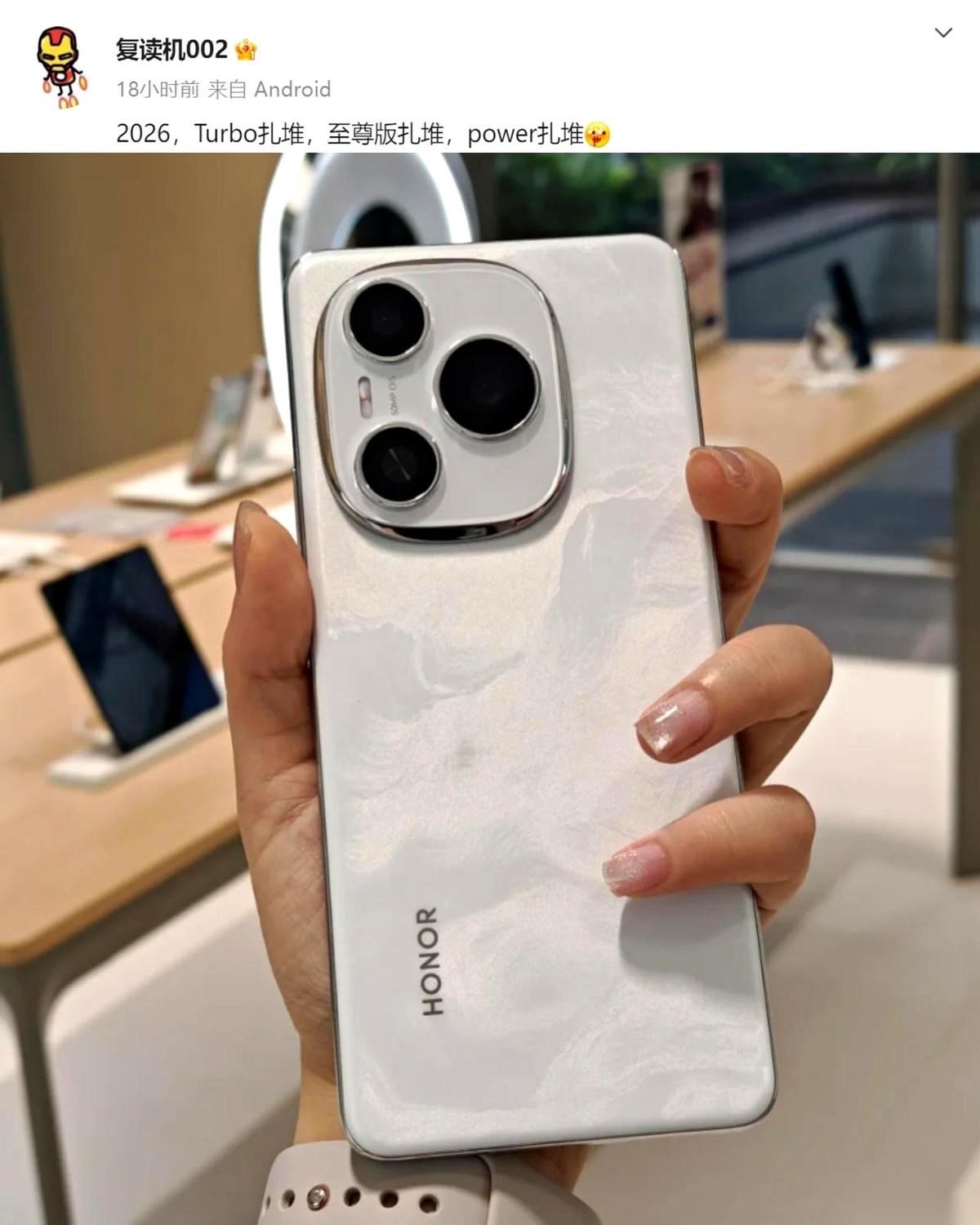 我包里常年装着两块“板砖”，一块是手机，另一块是给它续命的充电宝。
这事儿我一直