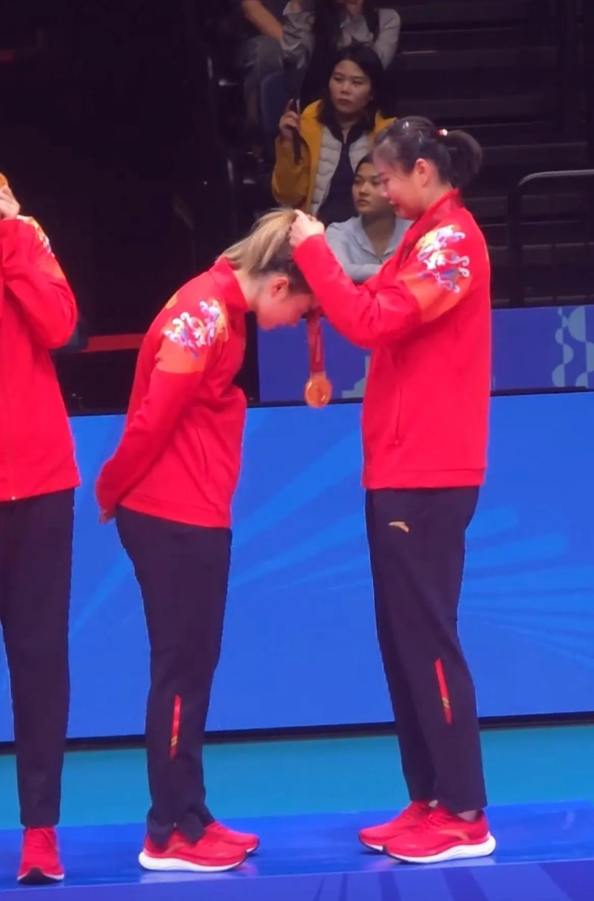 江苏女排的“捣蛋姐妹花”也太会整活了！冠亚军颁奖礼上，龚翔宇和倪非凡这对“父女C