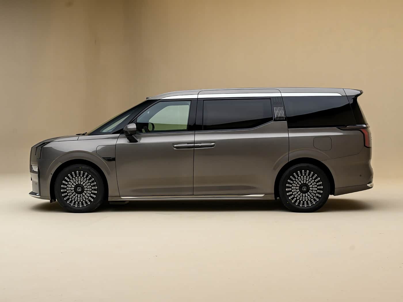 焕新极氪009定档北京车展预售 焕新极氪009在北京车展预售，目前释放了不少关键