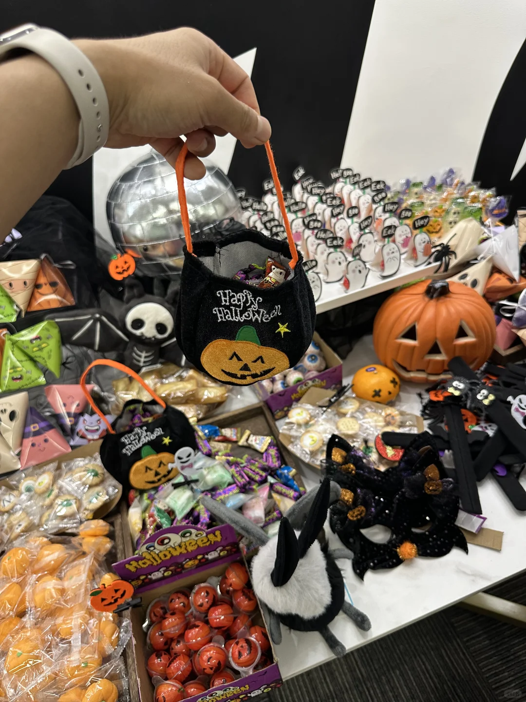 工作日的万圣节在哪过｜办公室里吃糖+捣蛋🎃