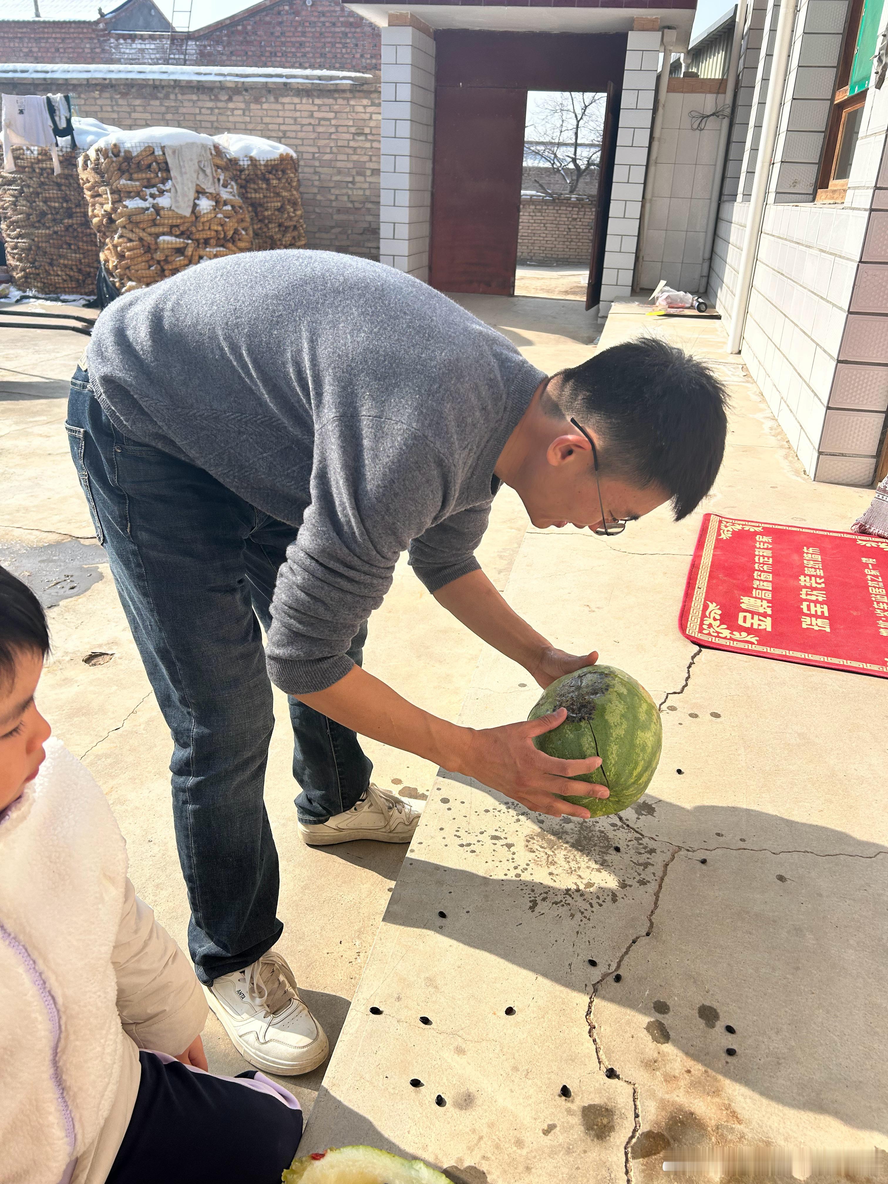 晒太阳吃瓜。冬天能吃到籽瓜太不容易了，公公从放苹果地窖里拿出来的。晒着太阳太舒服