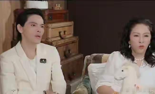 “建议大家不要去看《功夫女足》，”向佐在直播间里随口撂下这句话，向太赶紧在旁边圆