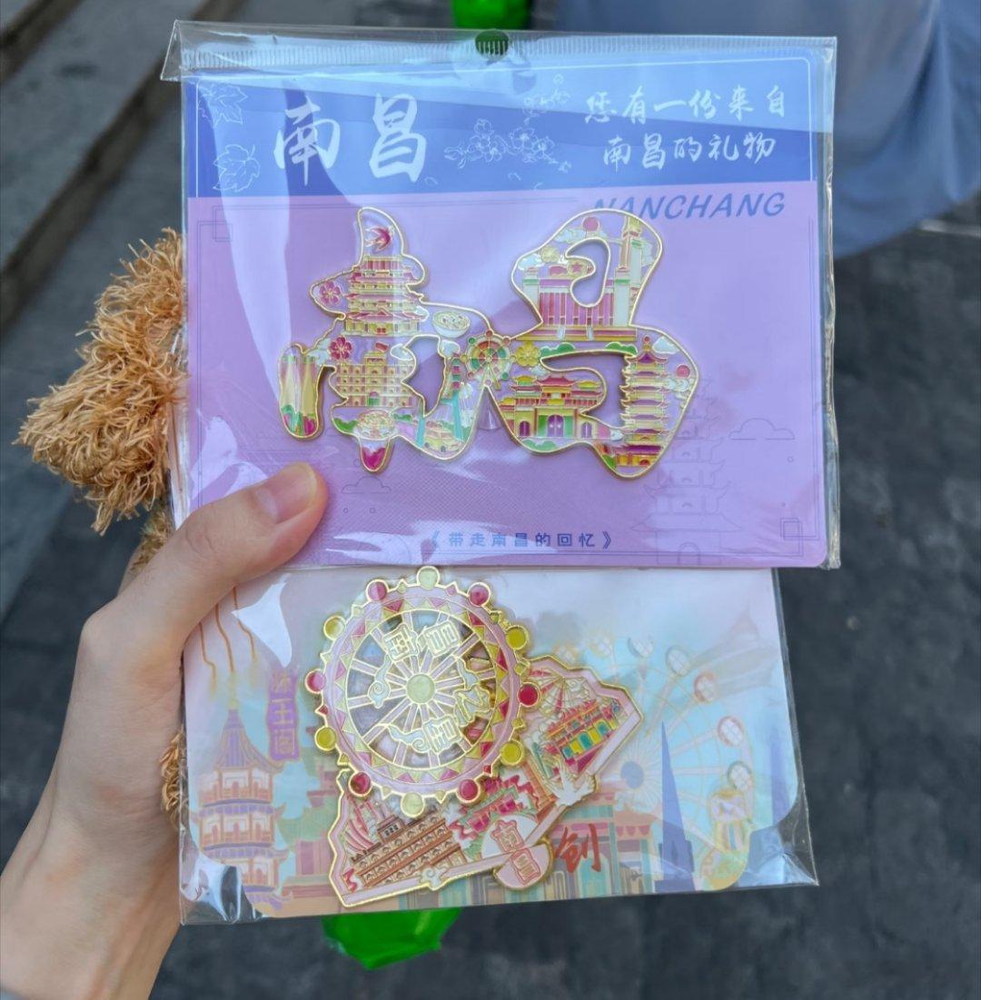 冰箱贴一定要经常挪挪位置每到一个地方旅游，就会去买冰箱贴！不仅如此，我还喜欢去博