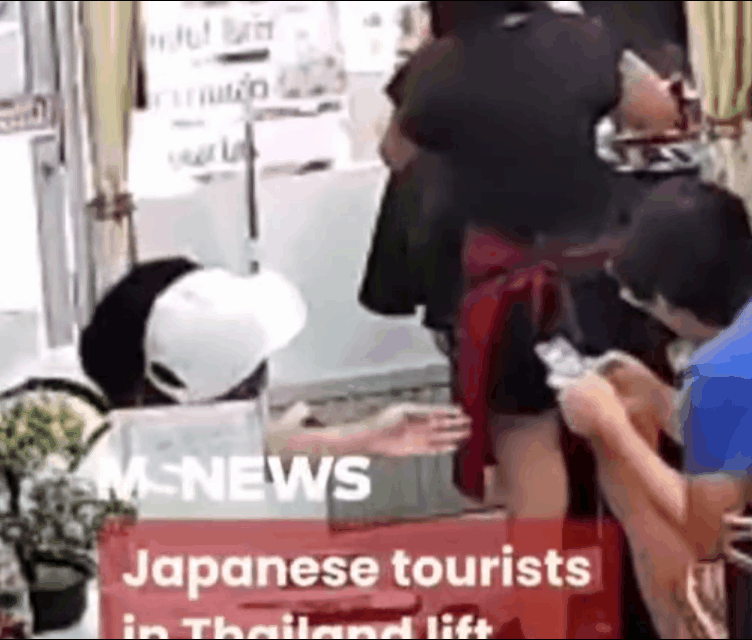 近日一位外国网友曝光一则视频，引发广泛关注。视频显示一名泰国理发店女店主被4名日