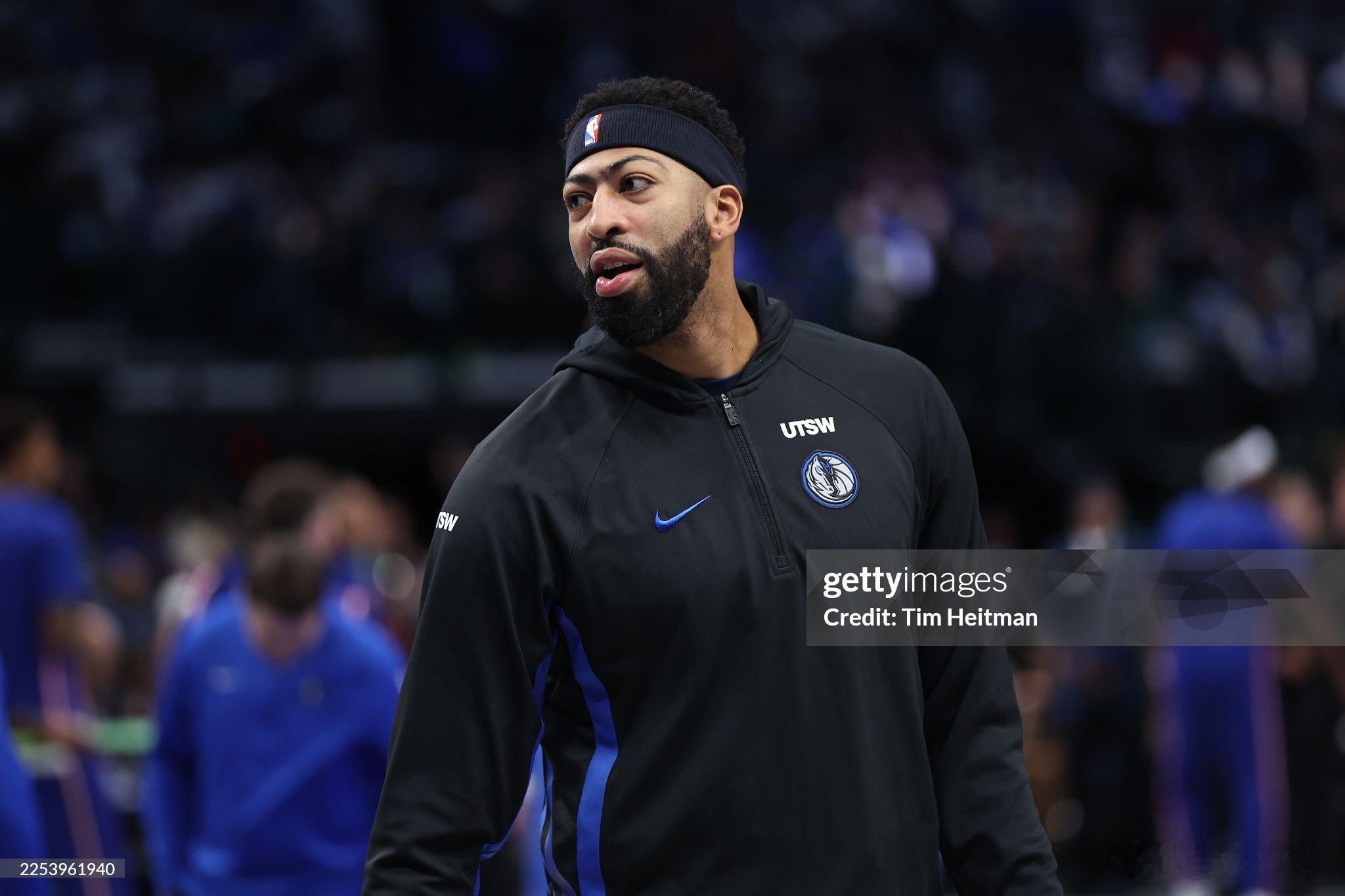 MFFL 来自Marc Stein的消息。目前老鹰￼与达拉斯￼之间关于戴维斯￼的