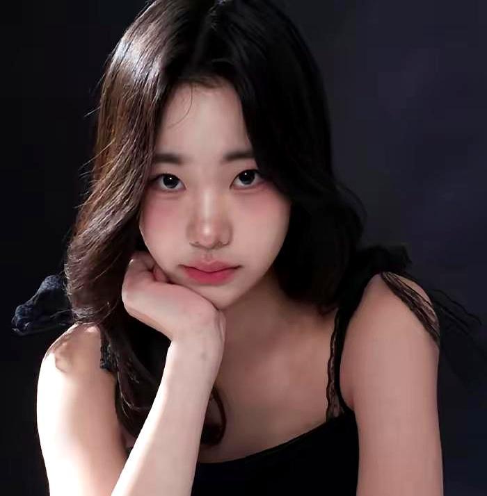 别再叫许老三了，这张脸谁都认不出来。
 
13岁的Alice单手托腮，黑色蕾丝衬