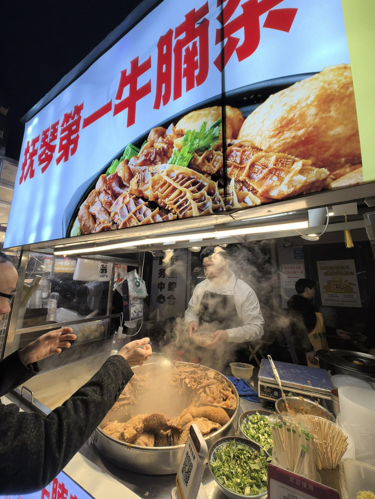 春节这几天，平时烟火气十足的成都街头，到处关门闭户，想找个吃饭的馆子都难。
只有