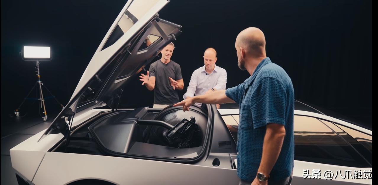 汽车专家指着那个储气罐问特斯拉Roadster 2的研发主管：怎么充气？多久充满