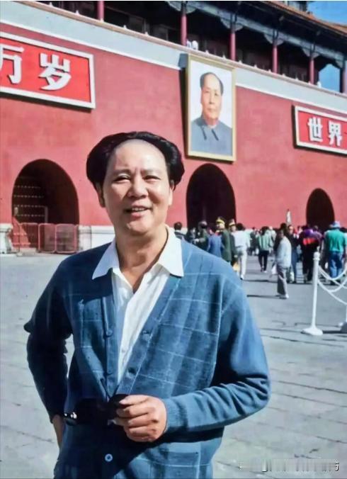 这是毛主席的扮演者古月老师在天安门前留下的一张影像，乍一看，还以为伟人就在眼前。