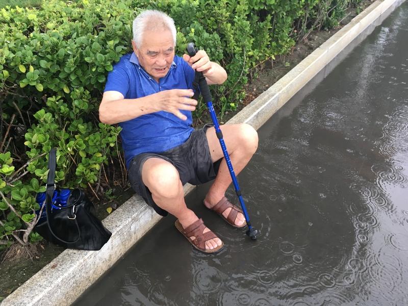 路上遇到老人摔倒，该不该扶这事儿真是个社会大难题。从法律层面讲，《民法典》鼓励我