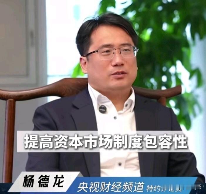 天壤之别！

照片场景显示，第一张为基金机构研究人员，第二张为民间私募机构研究人