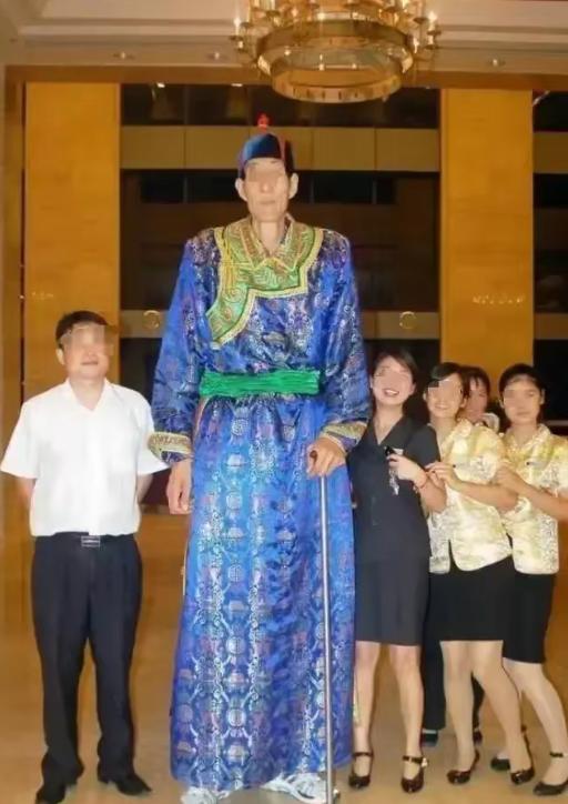 中国第一巨人鲍喜顺：不顾医生劝阻执意生子，如今儿子长到多高？有着 “中国第一巨人