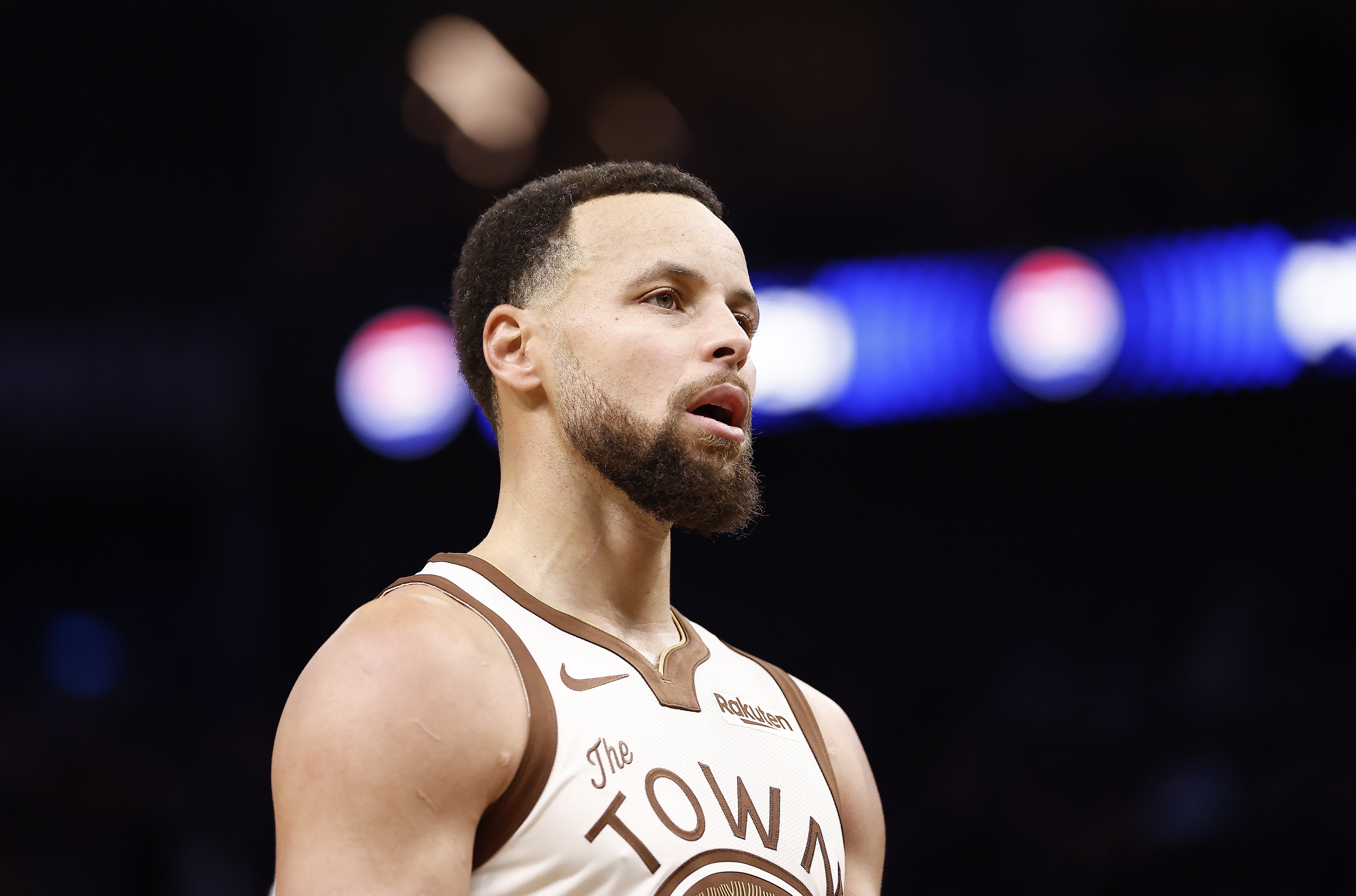 9中2！库里本场7分并列个人对阵开拓者单场第二低 最低是4分