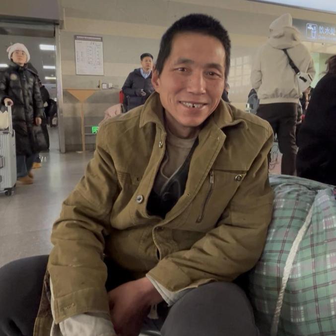 2月10日北方小年，53岁的农民工郝俊平现身北京西站。在北京房山工地干了九年的他
