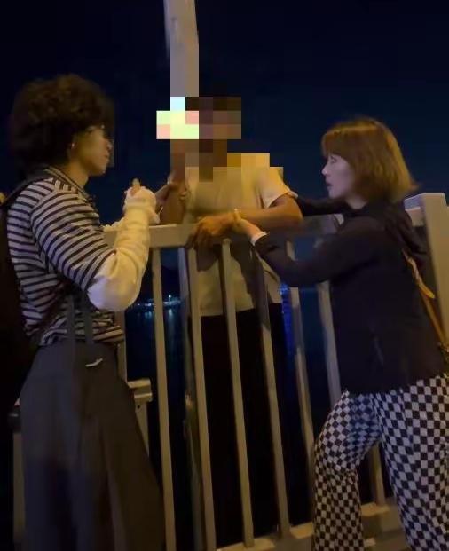 郑州女子游大连，跨海大桥上8分钟劝回轻生男子：你要想喝酒我们陪你一起喝，没有什么
