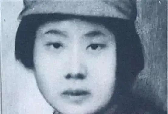 1943年12月，北风呼啸，刘耀梅穿着破烂单衣被绑在树上。旁边的日军军官正拿刀从