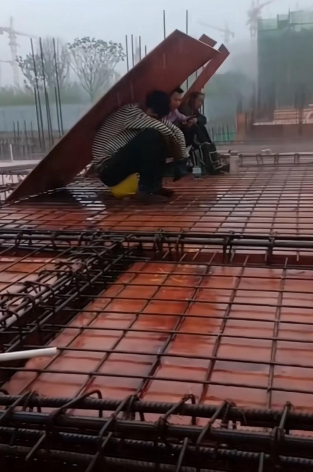 这些工人，城市的基石和奉献者
日晒雨淋，高危行业
尽管他们的居住环境恶劣，生活条