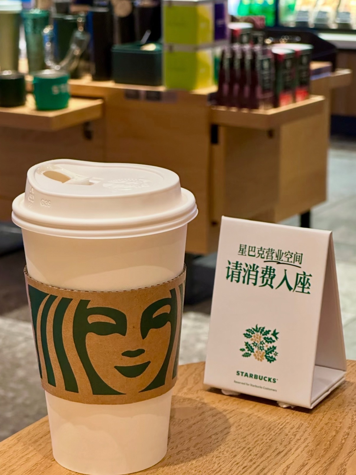 男子星巴克不消费占座被劝离后报警连续多天白嫖座位不消费，店员正常提醒劝离，他反倒