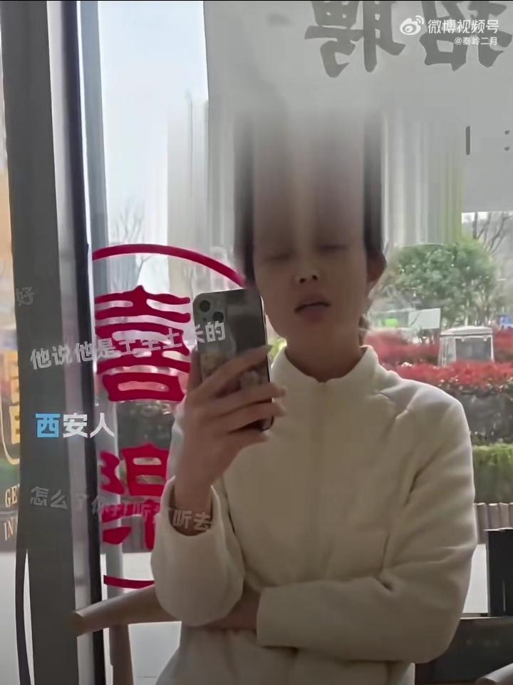 女子携爱犬进入餐馆，爱犬在店内持续狂吠，旁边男子好意提醒，没曾想却让女子破防，要