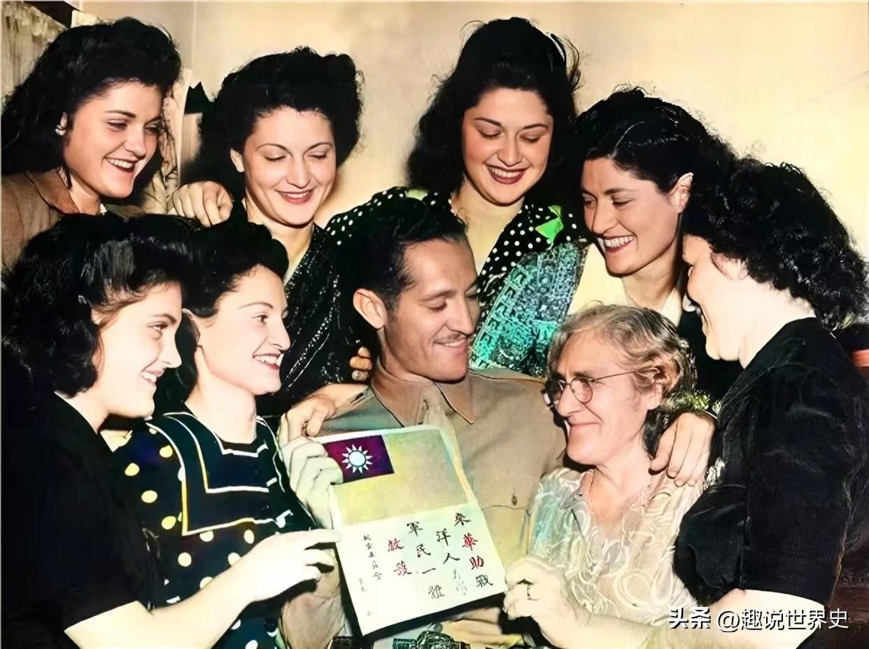 历史老照片：抗战期间的“血幅”
1942年，“飞虎队”飞行员约翰•罗西回到美国旧