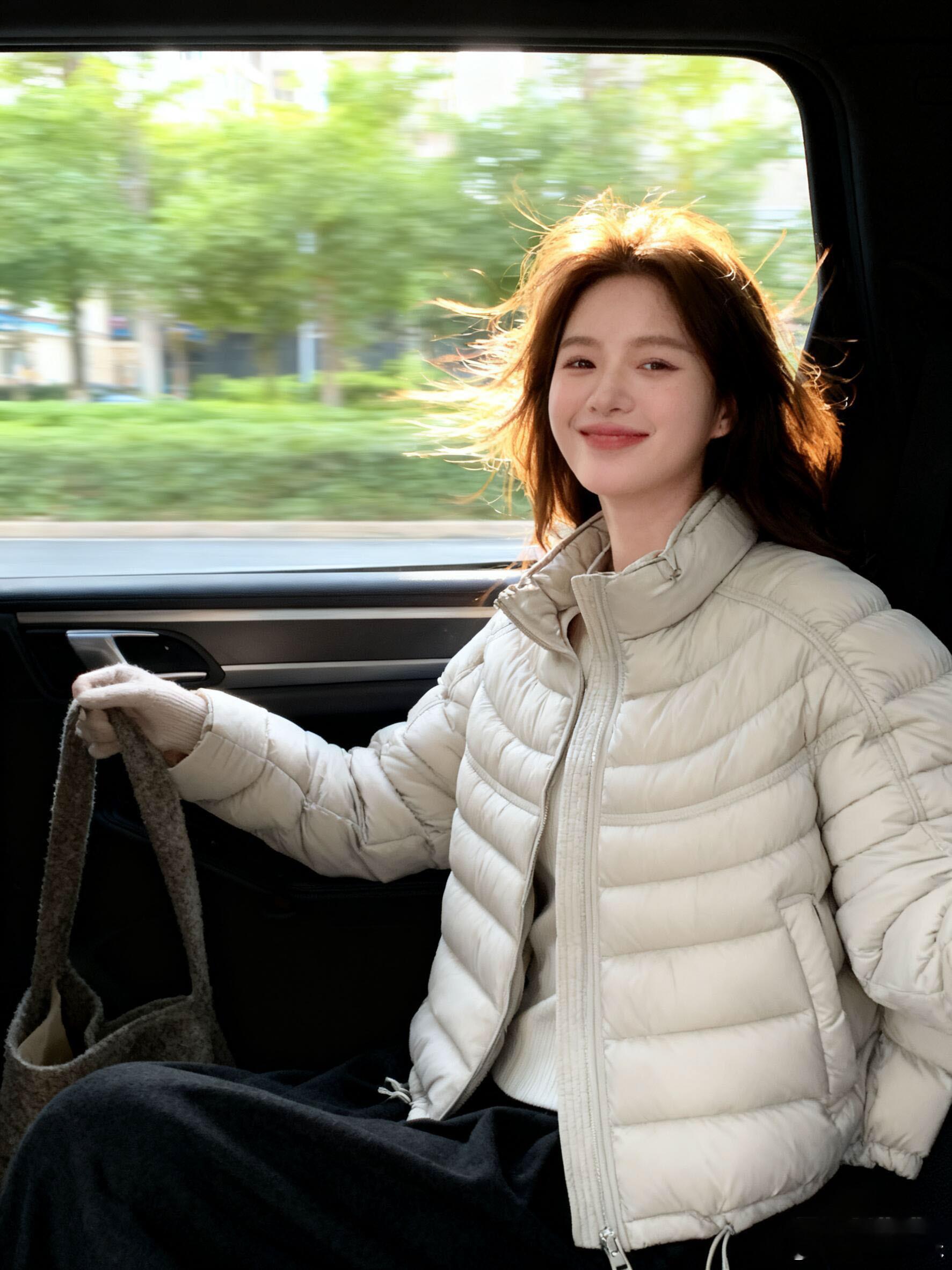 排骨羽绒服属于非常实穿型，单穿好看、内搭也是很出色！方便又不臃肿，今年流行不是没