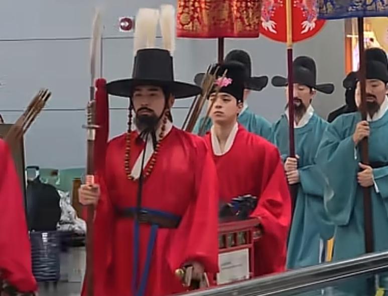 我们的两个邻居棒子与三哥共同点都是谜之自信，不同点是一个在历史上编造满足自大的天