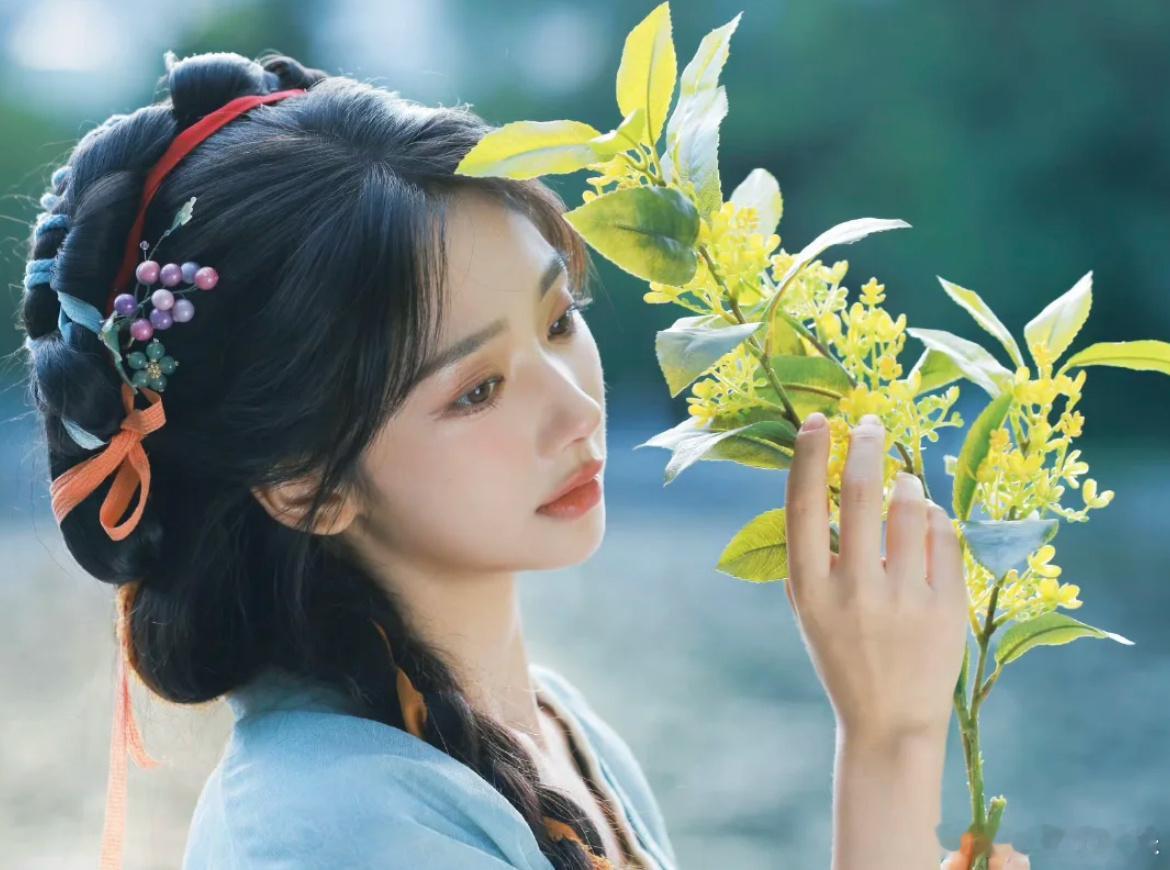 王影璐的古风写真，很夏日，很鲜活，裙子颜色搭配好喜欢。 ​​​