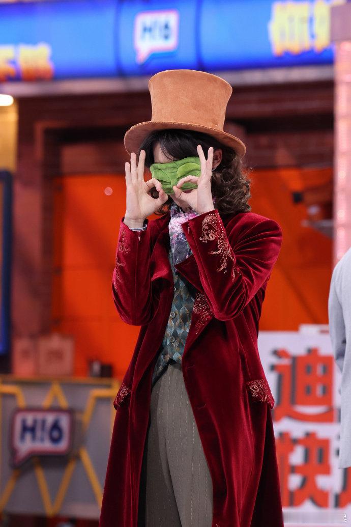 谁能想到丁程鑫长卷发这么好看啊，这造型真的让人移不开眼。 