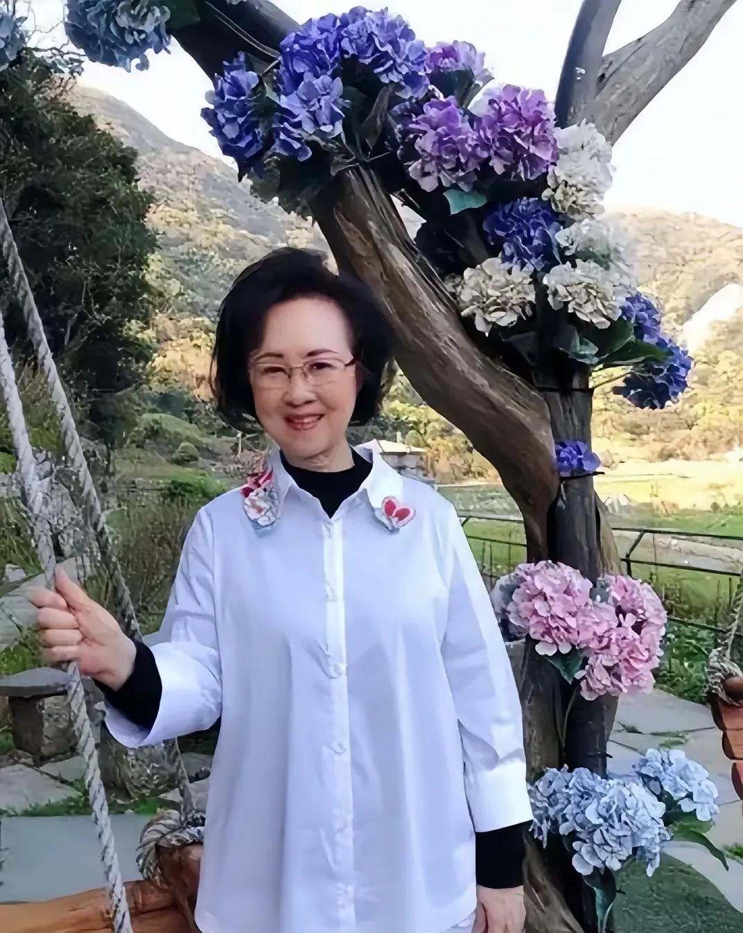 上联：翩然归去琼瑶梦；
下联：？？？