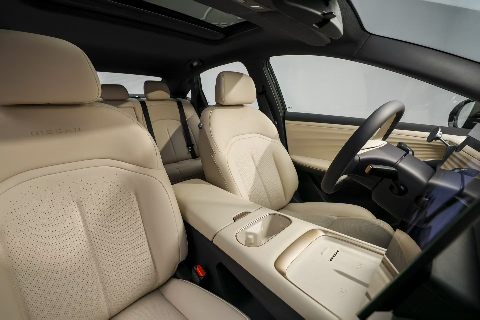 日产N6有点意思，图片来看除了空间小了那么一点点，其他基本看齐N7，这做法是对的