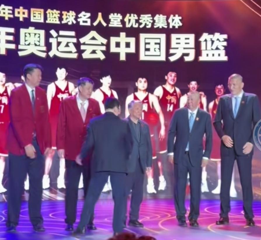 96中国男篮荣膺名人堂优秀集体！姚明何时能圆梦呢？08中国男篮会不会有这样的殊荣