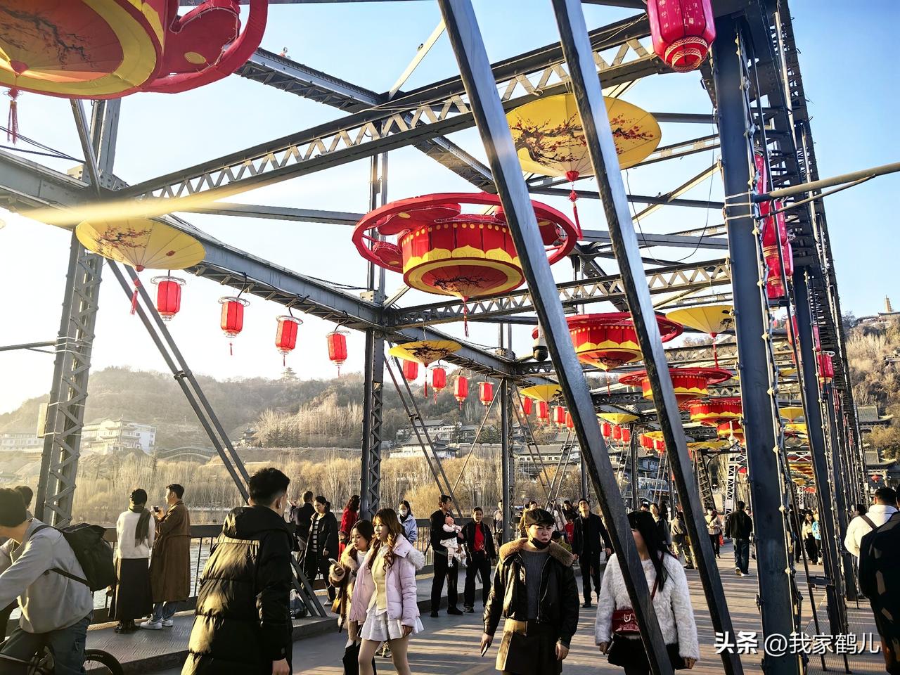 红灯笼挂满整个桥身，人们在桥上悠闲散步，好一派热闹祥和的景象。
甘肃文旅，以山河