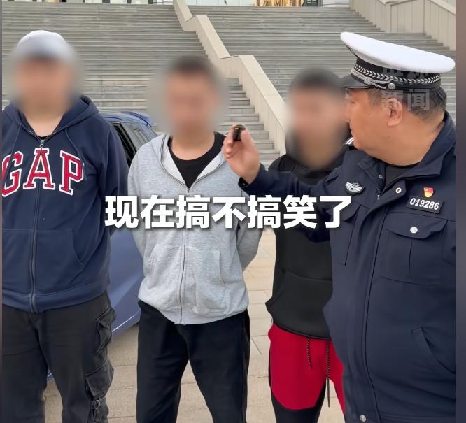 飙车的见多了，没驾照、飙车还把方向盘拆下来的见过没有？

新疆乌鲁木齐几个半大孩