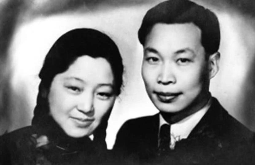 1968年，物理学家钱三强下放陕西。一天，他看见一个女人弯着身子，正在打扫茅厕。