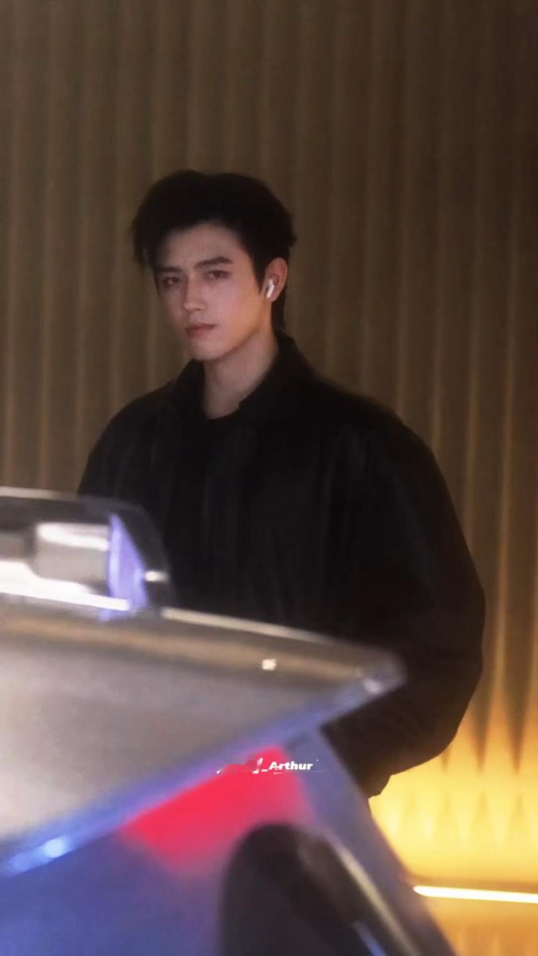 迪丽热巴陈飞宇hi6上班，是《白日提灯》组！迪丽热巴陈飞宇白日提灯hi6录制