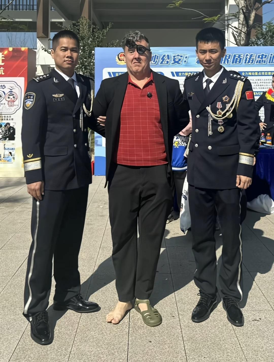 采花大盗拖米终于落网，那只凉鞋，在中国早就讨太了，现在看很潮。
这要是传到外网去