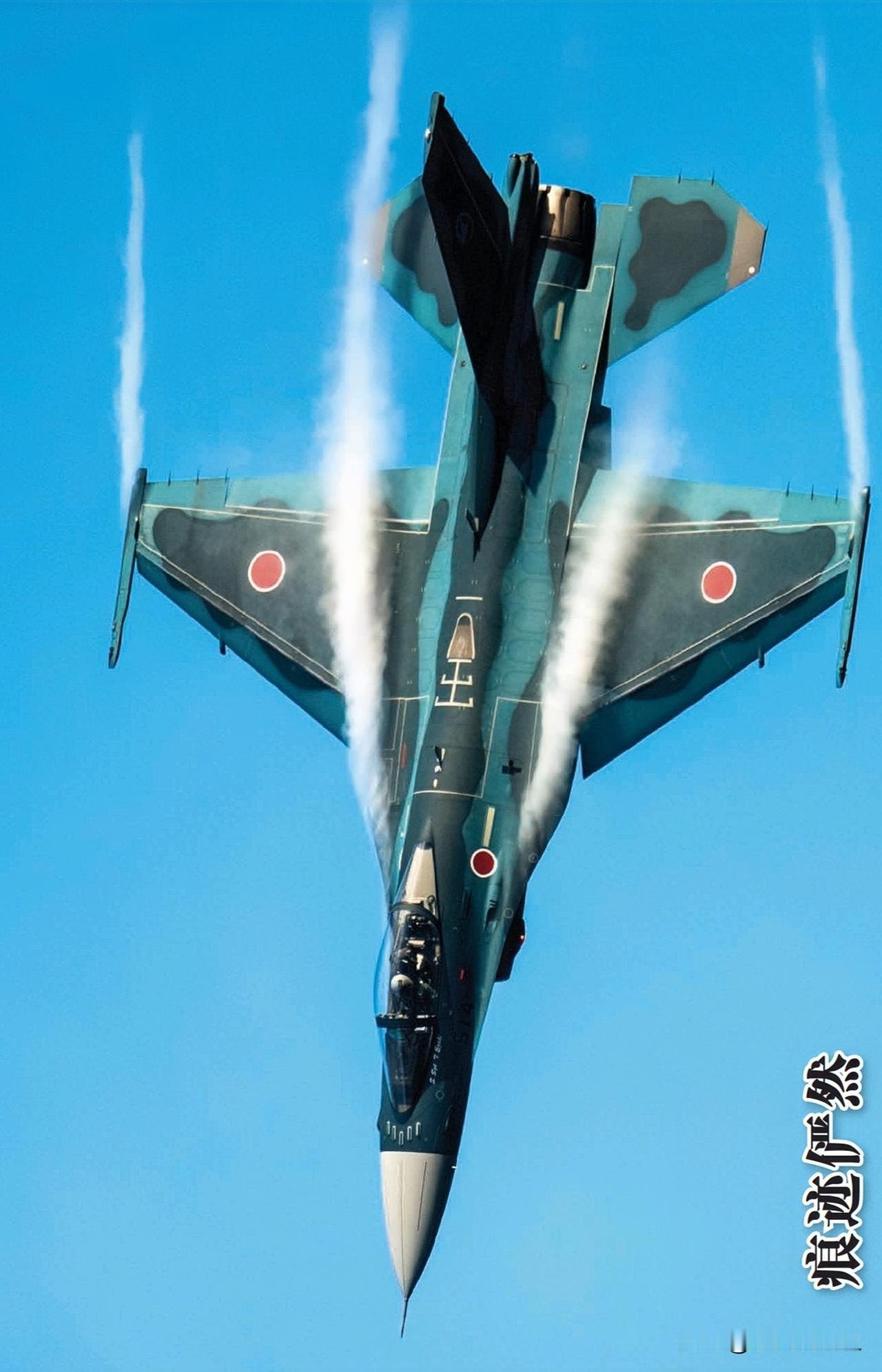 痕迹俨然
进行大坡度盘旋的F-2A，隶属于日本岐阜航空基地飞行开发试验团。得益于