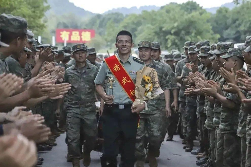 #迷彩军恋[超话]#早上好[哈哈] ​​​